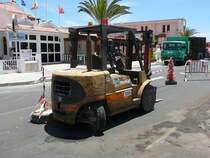 30.06.09,CAT-Gabelstapler in El Castillo de la Caleta de Fuste auf Fuerteventura.