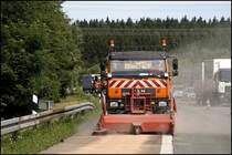 MAN LE10.220 mit Kehrbesen beim beseitigen des �lbindemittels. (16.07.2009)