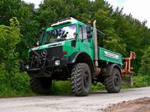 Unimog  mit einer Art Stra�enhobel am Heck bei der Wegesanierung in Stralsund/Andershof am 16.06.09