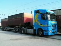 ACTROS1844 beim Handling mit  Mobiler , Obwohl ein Schienenstrang zur Brauerei ZIPF f�hrt, erfolgt ein Pendelverkehr mittels LKW zwischen Braust�tte und Bhf. Redl-Zipf, der  Ma�geschneiderte  Auflieger dient nur zum Transport der Mobiler, und hat ein BB-Kennzeichen; 090716