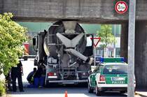 ich wei� ja nicht wie doll er sich aufgepumpt hat,
aber es waren mehr wie die 3m und....

stecken geblieben unter der Unterf�hrung zur Volkswerft am 03.07.09