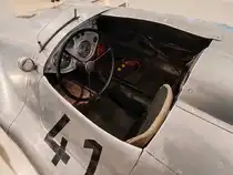 =Arbeitsplatz des Petermax Müller Weltrekordwagen, Bj. 1948 - handgefertigte Aluminium-Karosserie auf VW-Chassis, 1100 ccm, 78 PS, Vmax 215 km/h, ausgestellt im Museum PROTOTYP in Hamburg, 09-2024.