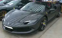 Ferrari 296 GTS Spider im Farbton grigio scuro aus dem Jahr 2024. Das Modell mit einem Plug-in-Hybrid-Antrieb wurde im Sommer 2021 vorgestellt und wird seit 2022 als Coupe GTB und Cabriolet GTS verkauft. Für Vortrieb sorgt ein, als Mittelmotor verbauter, V6-Motor mit einem Hubraum von 2992 cm³ und einer Leistung von 663 PS. Zusätzlich ist im Fahrzeugboden noch ein Akku mit einer Nennleistung von 7,445 kw/h verbaut. Die Höchstgeschwindigkeit wird mit rund 330 km/h angegeben. Classic Remise Düsseldorf am 11.01.2025.