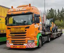 =Scania R 450 von HOLTROP V.D. VLIST transportiert Baumaschinen, 10-2024