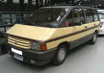 Renault Espace der ersten Generation aus dem Jahr 1986. Mit der Modellreihe  Espace  führte Renault im März 1984 einen Familien-Van in Europa ein. Die Karosserie des Autos war zum größten Teil aus Kunststoff und wurde vom Matra-Konzern im französischen Romorantin-Lanthenay/Zentral-Frankreich entwickelt und auch dort produziert. Mit dem  Espace  wurde Renault auf Anhieb Marktführer in dieser Fahrzeugklasse. Es standen 3 Motorisierungen zur Auswahl: Zwei Vierzylinderreihenmotoren mit 1995 cm³ und 110 PS und 2165 cm³ mit 107 PS, sowie einem Vierzylinderreihendieselmotor mit einem Hubraum von 2068 cm³ und 88 PS. Aufgrund der größeren, vorderen, Stossstange kann man erkennen, das der gezeigte Wagen mit dem genannten Dieselmotor ausgerüstet ist. Classic Remise Düsseldorf am 11.01.2025.