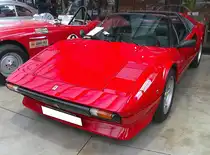 Ferrari 308 GTSi, wie er in den Jahren von 1977 bis 1981 in Maranello gebaut wurde. Der gezeigte 308 GTSi ist in der typischen  Ferrari-Farbe  rosso corsa lackiert. Die  308  in der Typenbezeichnung steht übrigens für 3.0 Liter Hubraum und die 8 Zylinder. Der V8-Motor hat einen Hubraum von 2927 cm³ und leistet 213 PS. Der gezeigte 308GTSi wurde 1981 erstmalig in der Schweiz zugelassen. Classic Remise Düsseldorf am 11.01.2025.