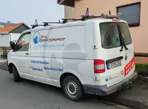 =VW T5 von MEIN BADEZIMMER steht auf einer Baustelle in Petersberg, 10-2024