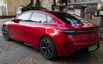 Hier ist ein BYD Seal on hinten in rot Metallic zu sehen. Foto: November, 2024.