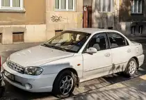 Kia Sephia aus dem Jahr 2001 (in einigen Länder hieß das Auto Kia Shuma). Foto: 10.2024.