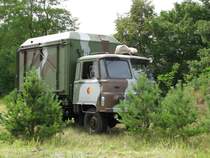 Lkw ROBUR LO 2002 A mit Schmetterlingskoffer aus dem M�ritzkreis gut getarnt beim 11. Perleberger Oldtimer- und Milit�rfahrzeugtreffen, Flugplatz Perleberg 12.07.2009