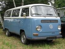 Kleinbus VW T 2 a der Baujahre 1967 - 1971, beim 11. Perleberger Oldtimer- und Milit�rfahrzeugtreffen, Flugplatz Perleberg 12.07.2009