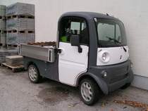 Ein putziger  Kleinstlaster (mit Mopedkennzeichen) hat wohl nicht die Absicht, die im Hintergrund befindlichen Betonsteine aufzunehmen; 090706