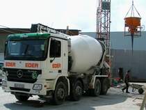 ACTROS3541 der Fa. EDER wird mittels Betonkrank�bel und Schubkarren entladen;090701