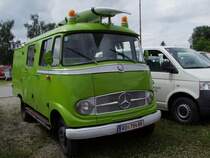 MB319, ein Ex-Feuerwehrauto wurde mit gr�ner Farbe, sowie weiteren Raffinessen(u.a. Bierzapfanlage) versehen; 090710