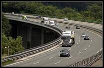 SCANIA HIGHLINE R500 \8/ von BRACHI ist mit einem CLAAS LEXION 530 unterwegs, w�hrend ein VOLVO FH 480PS Euro5 von GIULIO mit einem CLAAS JAGUAR 970 dabei hat. Aufgenommen auf der Talbr�cke Bremecke.
