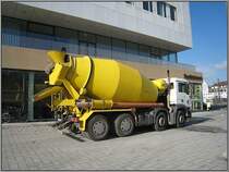 Dieser LKW mit einem Betonmischer von Liebherr stand am 17.10.2008 vor den  D�sseldorf Arcaden .