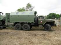 Lkw UrAL 375 D mit LAK-Koffer der NVA beim 11. Perleberger Oldtimer- und Milit�rfahrzeugtreffen, Flugplatz Perleberg 12.07.2009