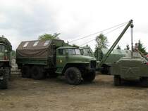 Lkw UrAL 375 D als Bauwagen mit Ausleger der NVA beim 11. Perleberger Oldtimer- und Milit�rfahrzeugtreffen, Flugplatz Perleberg 12.07.2009