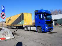 MB-Zugmaschine der Sped. Sindelar braucht am Genzübergang Wullowitz eine Verschnaufpause, und hat sich daher vom Gartner-Containerauflieger getrennt; 250321