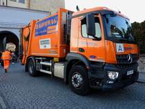 ACTROS-1840 Müllfahrzeug, bahnt in der Stadt Prag im Rückwärtsgang seinen Weg zur nächsten Sammelstelle; 250321