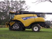 NEW Holland CR9090 mit Gleiskettenantrieb auf einem Feld bei Stralsund am 20.07.09