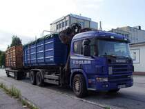 SCANIA-400 steht Schrottbeladen vor den Toren der Molkerei in Ried i.I.; 090719