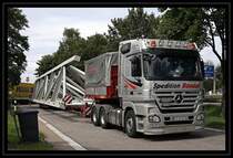 Am Morgen des 21.07.2009 musste dieser Schwertransporter auf der Reise durch das Sauerland seine Fahrt auf dem Rasthof Sauerland-West unterbrechen. Im Bild ACTROS MP2 2660 V8 der SPEDITION BENDER aus Freudenberg.
