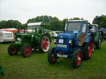 Vorgnger des Famulus, die Lachtaube RS 04/30 und Famulus RS14/40 auf der Wiese beim Bulldogtreffen im AGRA Park