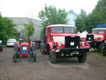David & Goliath nebeneinander. Der Ferguson und die Kras Zugmaschine standen beim Bulldogtreffen im AGRA Park nebeneinander