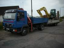 Dieser MAN-LKW hatte am 22.Juli 2009 einen Minibagger auf dem Hnger geladen wo dieser im Industriegelnde von Bergen/Rgen.