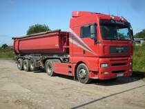 Am 13.Juli 2009 wartete dieser MAN-Kipper auf der Ladestrae in Bergen/Rgen auf seine Ladung.