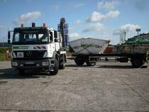 Mercedes-LKW Wechselcontainer auf dem Hnger am 13.Juli 2009 in Bergen/Rgen
