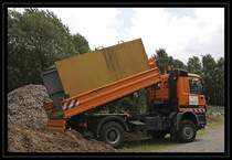 Das gehckselte wurde auf dem Lagerplatz abgekippt. ACTROS 1831 beim abkippen am 20.07.2009. Wie findet ihr den Rahmen im Vergleich zu den dnneren? 

