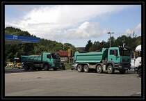 An der groen Tankstelle in Brgge(Westf) konnten der MAN TGA 35.400 und der VOLVO FM 480PS Euro5 von ALBERS Baustoffe&Transport (?) abgelichtet werden. Die Tankstelle erinnert noch an die Zeit als es keine Autobahn gab un der Verkehr via Brgge(Westf) gefhrt wurde....