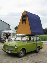 Pkw Trabant P 601 mit dem  M�ller-Autodachzelt, der  Pension Sachsenruh  dem Landkreis Prignitz beim Museumsfest des Blaulichtmuseums in Beuster 22.07.2009