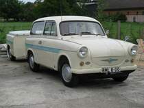 Pkw Trabant P 50 aus dem ex. Bezirk Schwerin mit Anhnger beim Museumsfest des Blaulichtmuseums in Beuster 22.07.2009