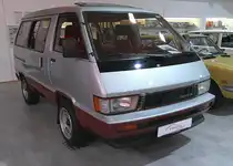 Toyota Model F der Baureihe YR20 aus dem Jahr 1983. Mit dem Model F begründet Toyota das Segment der Großraumlimousinen. Vereinigt dieser Van doch erstmals die Vorteile eines klassischen Kastenwagens mit dem Komfort einer luxuriösen Limousine.  F wie Familie, Freizeit, Ferien“, erläutert Toyota die Modellbezeichnung für den elegant verpackten Raumkreuzer, der so viel Platz bietet wie ein Transporter. Der Transporter Toyota Town Ace lieferte die technische Basis für das Model F, ergänzte diese jedoch um damals um etliche Komfortfeatures. Dazu zählen luxuriöse Accessoires wie drehbare Einzelsessel, zwei Glasschiebedächer und ein serienmäßiges Audiosystem mit bis zu sechs Lautsprechern. Das Fahrwerk des Model F ist komfortabel abgestimmt, die Antriebstechnik robust. Der Vierzylinderreihenmotor hat einen Hubraum von 1812 cm³ und leistet 79 PS. Toyota Collection Köln am 07.06.2025.