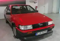 Toyota Corolla Coupe GT 16V der Baureihe AE86 aus dem Jahr 1984. Das Modell war der Corolla für Gänsehautmomente, denn diese Driftmaschine war mit allem ausgestattet, was den Puls von Sportwagenfans nach oben trieb. Obwohl die fünfte Corolla-Generation eigentlich auf Frontantrieb setzt, wählt Toyota für das 955 Kilogramm leichte Sportcoupé AE86, in Japan auch  Levin  oder  Trueno  genannt, den klassischen Hinterradantrieb in Kombination mit einem drehfreudigen 16-Ventil-Triebwerk mit einem Hubraum von 1587 cm³ und einer Leistung von 124 PS. Der agile und bestens ausbalancierte Sportler entwickelt sich rasch zum Drift-Champion vieler Rennserien und erreicht eine Höchstgeschwindigkeit von 195 km/h. Toyota Collection Köln am 07.06.2025.