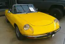 Alfa Romeo Spider Fastback 1600. Dieser Spider der zweiten Serie, wie er von 1972 bis 1976 gebaut wurde, war mit etlichen Motorisierungen lieferbar. Der hier gezeigte Spider stammt aus dem ersten Modelljahr 1972 und ist mit der damals mittleren Motorisierung ausgerüstet. Dieser Vierzylinderreihenmotor hat einen Hubraum von 1570 cm³ und leistet 102 PS. Die Höchstgeschwindigkeit beträgt 185 km/h. Classic Remise Düsseldorf am 09.06.2025.