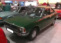 Toyota Corolla Sprinter Coupé der Baureihe KE25 aus dem Jahr 1971. Der bis heute in zwölf Generationen und rund 48 Millionen Einheiten gebaute Toyota Corolla ist der meistproduzierte Pkw der Welt. Das kompakte Erfolgsauto ging zunächst 1966 in Japan an den Start, aber schon fünf Jahre später rollt der Corolla der zweiten Generation auch in die Schauräume der deutschen und österreichischen Toyota Händler. Tatsächlich ist sogar der allererste, in Deutschland verkaufte Toyota, ein solches sportlich angehauchtes Corolla Sprinter Coupe. Auch das Autohaus Peter Pichert (einer der ersten deutschen Toyota-Händler) aus Passau verkauft 1971 als erstes Auto, dieses dunkelgrüne Corolla Sprinter Coupe. Der Vierzylinderreihenmotor hat einen Hubraum von 1166 cm³ und leistet 58 PS. Toyota Collection Köln am 07.06.2025.
