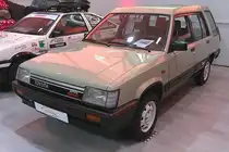 Toyota Tercel AWD der Baureihe AL25. Verkauft wurde das Modell von 1982 bis 1988. Der Tercel aus der Baureihe AL25 war das am längsten gebaute Tercel-Modell. Das Hochdach-Kombi mit dem zuschaltbaren Allradantrieb basierte auf dem ebenfalls 1982 vorgestellten Tercel mit Frontantrieb. Da Toyota bei diesem Modell besonderen Wert auf Korrosionsschutz legte, waren Motorhaube, Spritzwand, Kotflügel, Radhäuser, Türen und die Bugschürze aus galvanisierten Stahlblech gepresst. Der Vierzylinderreihenmotor hat einen Hubraum von 1452 cm³ und leistet bis September 1986 71 PS, danach 68 PS. Toyota Collection Köln am 07.06.2025.