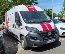 =Fiat Ducato von WERDER-Medizintechnik, abgestellt auf dem Parkplatz der 2025er Rettmobil in Fulda