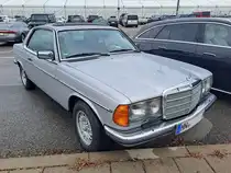 Mercedes-Benz W123 280CE am 28.02.2025 auf dem Besucherparkplatz der Retro Classics