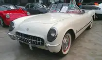 Chevrolet Corvette aus dem Jahr 1954 im Farbton polo white. Die Jahrgänge 1953 und 1954 waren bei der Corvette C1 identisch. 1953 war für die solche Corvette ein Kaufpreis von mindestens US$ 3.512,00 zu zahlen. Im Modelljahr1954 erhöhte sich der Basispreis um satte US$ 11,00. Im Jahr 1953 verkaufte sich die Corvette lediglich 315 mal. Ein Jahr später bereits 3.640 mal. Der V8-Motor dieses Autos hat einen Hubraum von 235.5 cui (3859 cm³) und leistet 156 PS. Die gezeigte Corvette ist die neunundsechszigste je gebaute Corvette, aus dem damals neu errichteten Werk St. Louis. Classic Remise Düsseldorf am 09.06.2025.