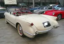 Heckansicht einer Chevrolet Corvette aus dem Jahr 1954 im Farbton polo white. Classic Remise Düsseldorf am 09.06.2025.