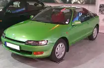 Toyota Sera der Baureihe EXY10. Zwischen 1990 und 1995 wurden ca. 16.000 Fahrzeuge der Baureihe  Sera  für den japanischen Markt produziert. Motorisiert ist das Auto mit den auffälligen Scherentüren und dem Glaskuppeldach mit einem Vierzylinderreihenmotor der 108 PS aus einem Hubraum von 1496 cm³ leistet. Der gleiche Motor wurde auch kurzzeitig im Toyota Paseo verbaut. Dieses Auto dürfte hierzulande eine Rarität sein. Toyota Collection Köln am 07.06.2025.