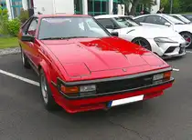 Toyota Celica Supra 2.8i der Baureihe MA61, gebaut von 1981 bis 1986. Dieses Auto avancierte Anfang der 1980´er Jahre zum sportlichen Spitzenmodell von Toyota. Die Karosserie hatte große Ähnlichkeit mit dem Corolla Liftback, war aber länger und auch ein wenig breiter. In Deutschland war das Modell erst ab 1982 lieferbar. Über einen umfangreichen Zubehörkatalog konnte der geneigte Käufer sein Auto individuell gestalten. Der Sechszylinderreihenmotor hat einen Hubraum von 2740 cm³ und leistet 170 PS. Die Höchstgeschwindigkeit wurde mit ca. 200 km/h angegeben. Besucherparkplatz der Toyota Collection Köln am 07.06.2025.