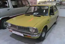 Zweitürige Toyota Corolla Limousine der zweiten Baureihe KE20, wie sie von 1971 bis 1974 verkauft wurde. Für einen solchen Corolla 1200 musste man bei seiner Markteinführung mindestens DM 6.890,00 auf die Theke eines der damals noch raren Toyota-Händlern legen. Dafür bekam man einen, in dieser Fahrzeugklasse sehr umfangreich ausgestatteten Kompaktwagen. Der Vierzylinderreihenmotor hat einen Hubraum von 1166 cm³ und leistet 58 PS. Toyota Collection Köln am 07.06.2025.