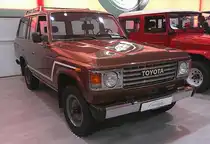 Toyota Landcruiser Station Wagon der Baureihe FJ60 aus dem Jahr 1982. Er beendet die Ära der raubeinigen Geländegänger, für die Luxus ein Fremdwort war. Der 1980 eingeführte Toyota Land Cruiser Station Wagon (FJ60) bot mehr Komfort, mehr Platz und mehr Pkw-Schick als alle Vorgänger. Dennoch bewahrt er sich deren unverwüstliche Robustheit und souveräne  Offroadtalente . Das Talent stilvoll durch den Dreck zu reisen und anschließend mit seinem starken Sechszylinder die Autobahn zu stürmen, macht den 4,68 Meter langen Toyota zum König der Geländekreuzer. Der hier gezeigte FJ60 war das Privatfahrzeug des Hollywoodstars und James-Bond-Darstellers Roger Moore. Tatsächlich nutzte Moore diesen Land Cruiser viele Jahre an seinem Chalet in Crans-Montana in der französischsprachigen Schweiz. Der  Sechsender  hat einen Hubraum von 4230 cm³ und leistet 120 PS. Toyota Collection Köln am 07.06.2025.