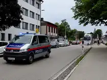 VW-Bus der österr.Polizei im Einsatz anlässlich der Inn/4 Pride (erste Pride-Parade im Innviertel);250607 